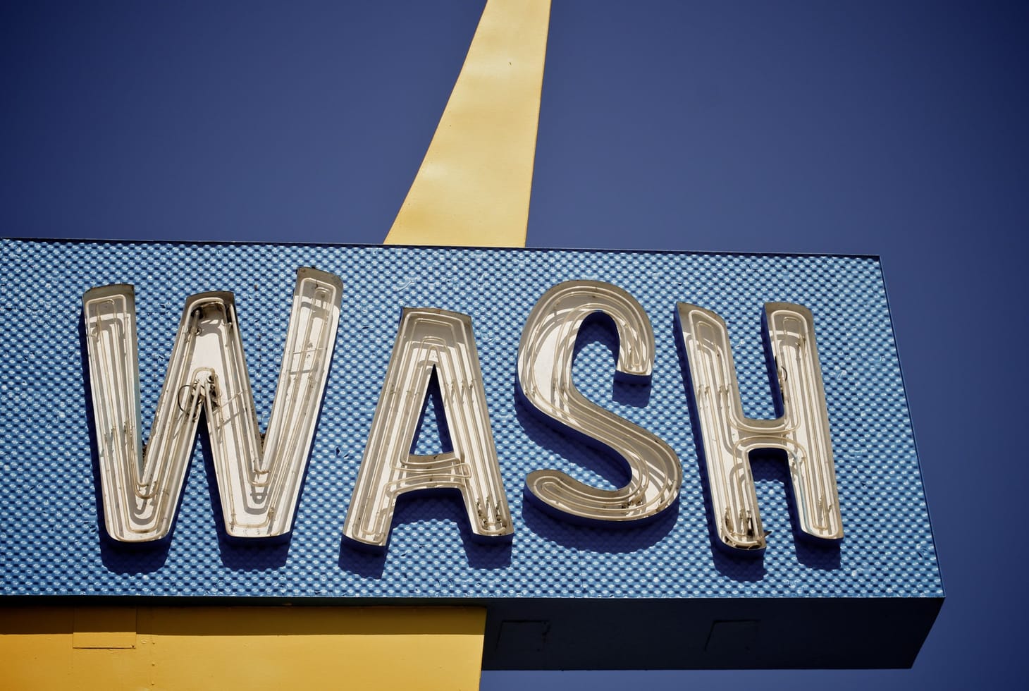 A car wash sign in the Googie style.